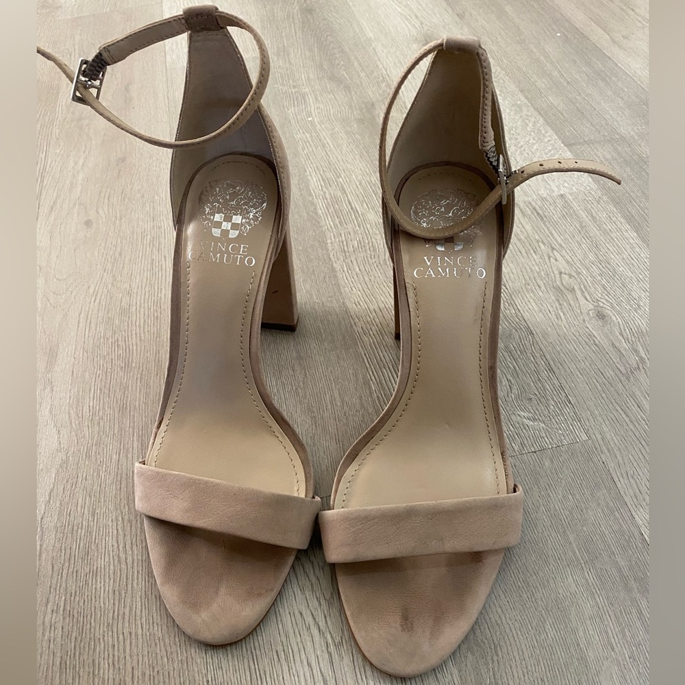 Nude block heels 💛
